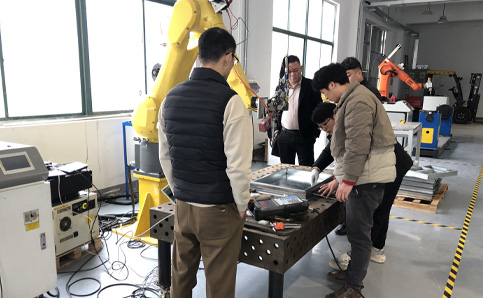2020年10月某浙江门窗生产厂家用户定制非标机器人焊接设备