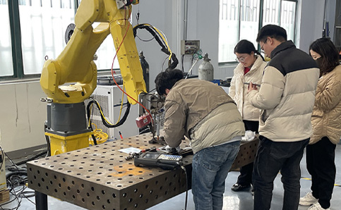 2021年5月某江苏用户定制非标机器人激光焊接设备